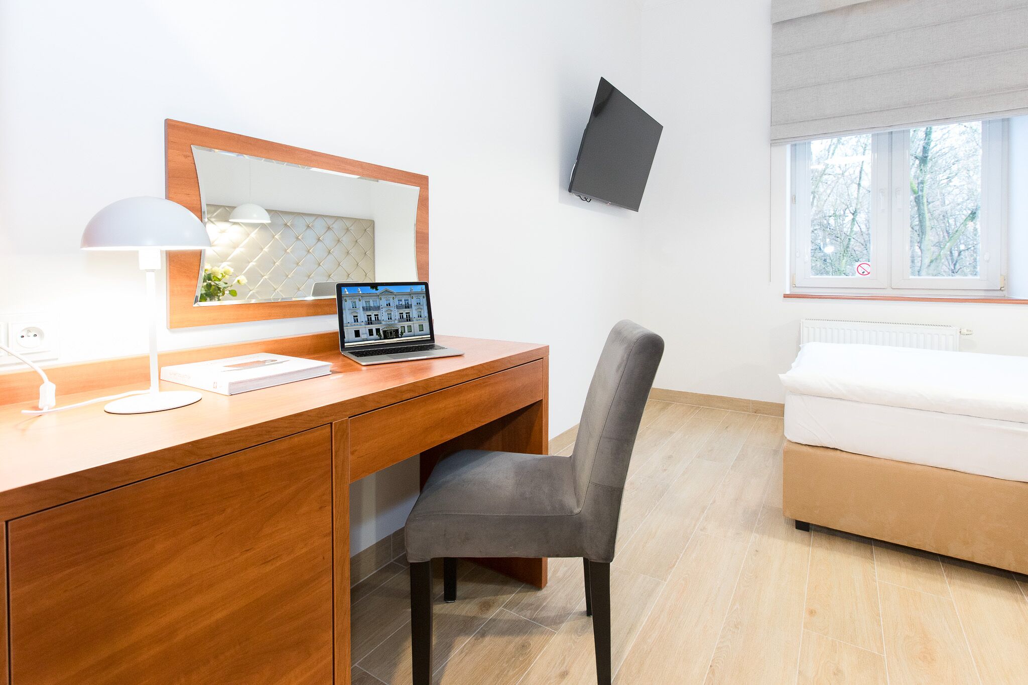 single room | premium bedding, laptop workspace, free wifi