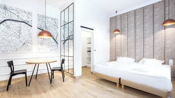 Ropa de cama de alta calidad y espacio para trabajar con un portátil
