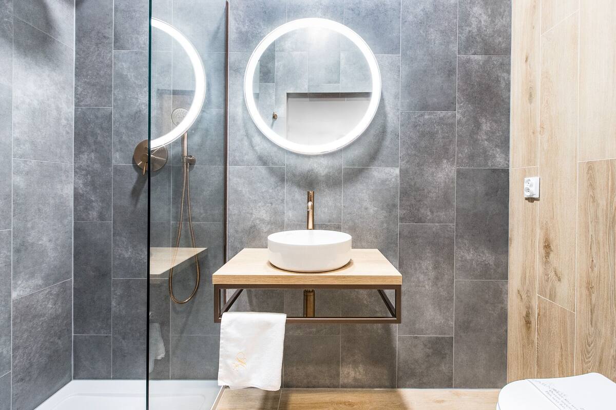 single room | bathroom | shower, free toiletries, hair dryer, slippers