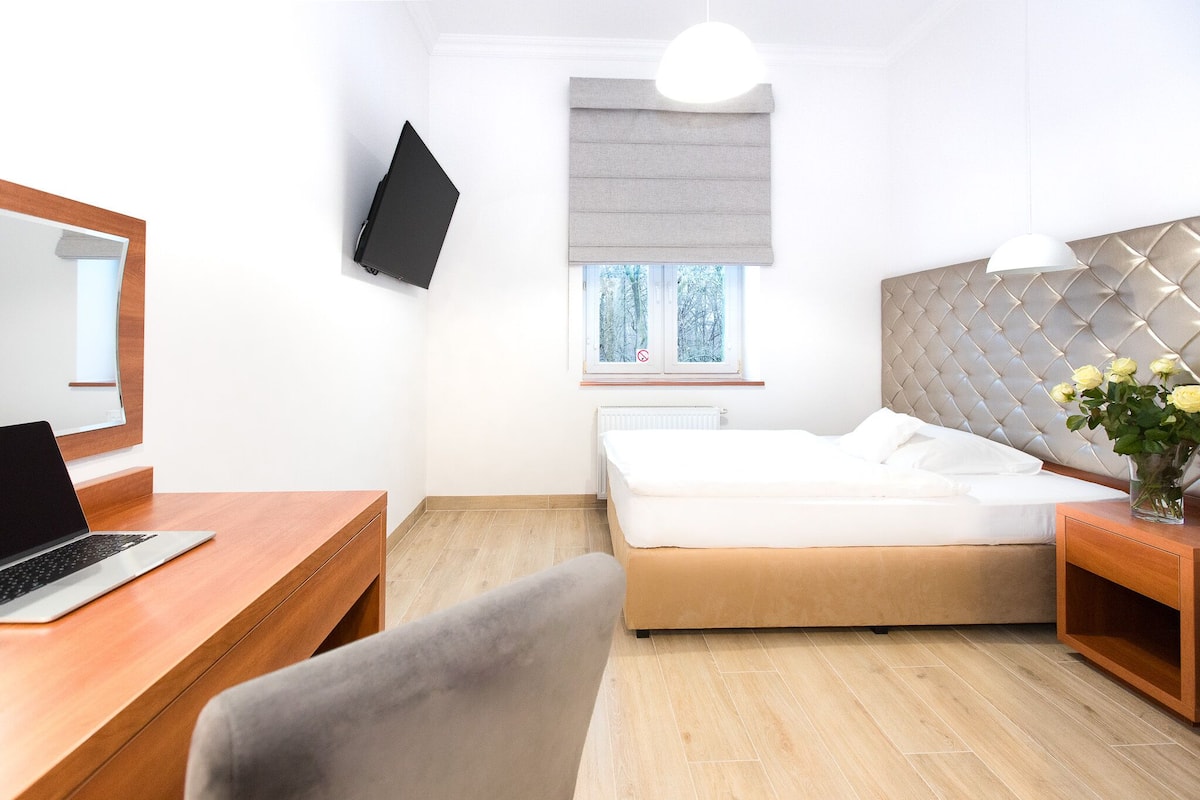 single room | premium bedding, laptop workspace, free wifi