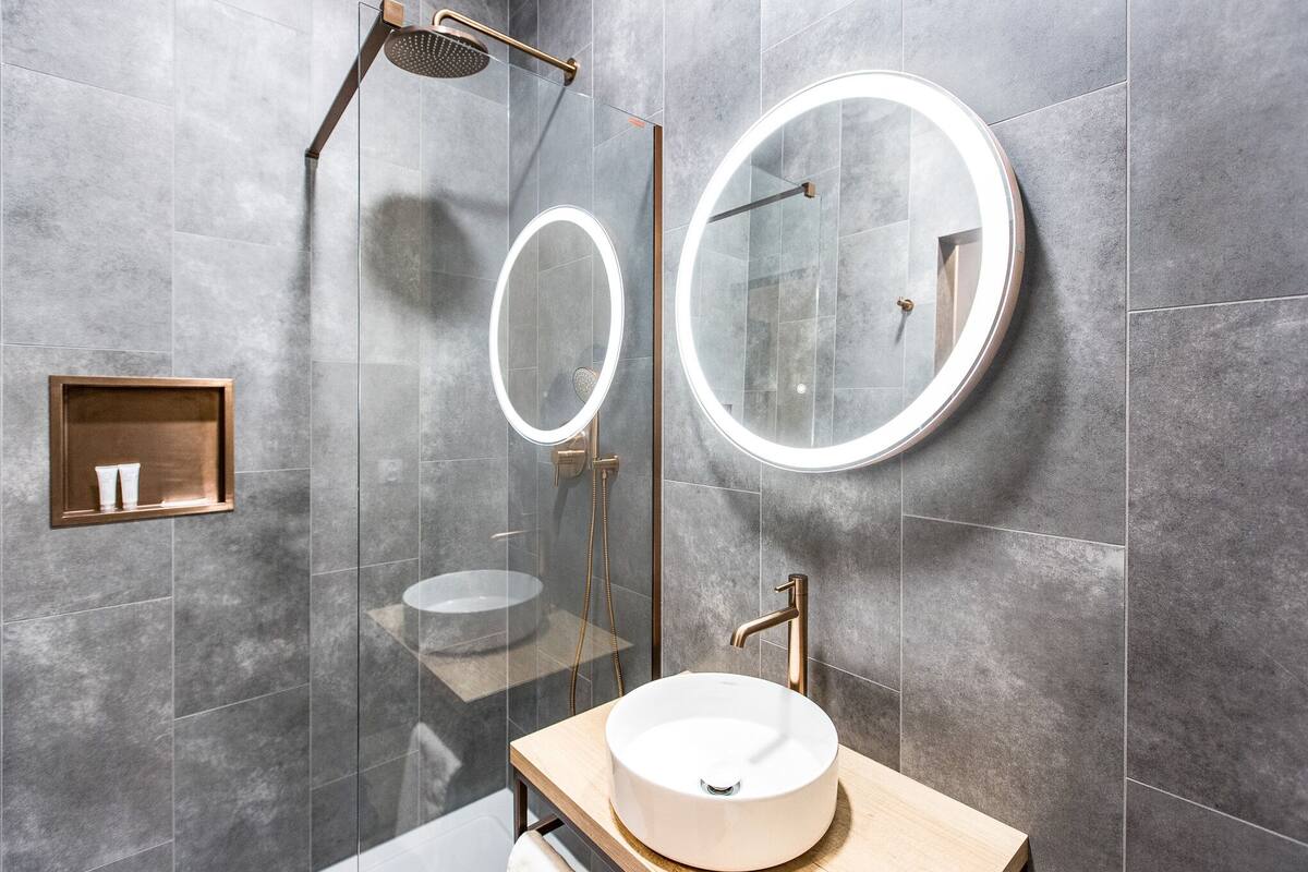 single room | bathroom | shower, free toiletries, hair dryer, slippers