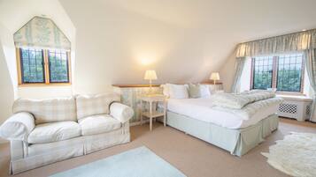 Une chambre confortable avec un lit, un canapé et une fenêtre.