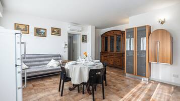 Apartment, 2 Bedrooms | Lobby sitting area