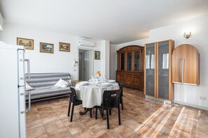 Appartement, 2 chambres | Coin salon dans le hall