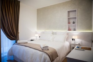 Kamar Double atau Twin Standar | Seprai premium, minibar, brankas, dan meja kerja