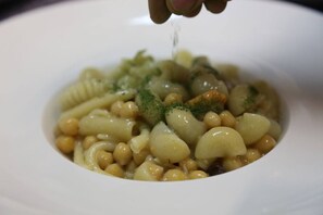 Petit déjeuner et déjeuner servis sur place, spécialités Cuisine locale