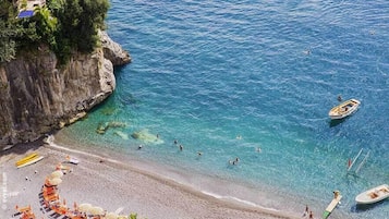 En la playa, arena blanca