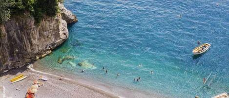 En la playa, arena blanca