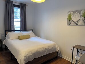 Premium bedding, free WiFi, bed sheets - Barefoot Inn (Ottawa)