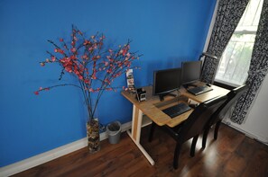 Living area - Barefoot Inn (Ottawa)