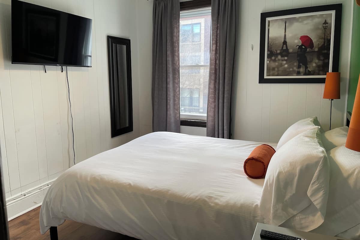 Doppelzimmer, 1 Queen-Bett | Hochwertige Bettwaren, kostenloses WLAN, Bettwäsche