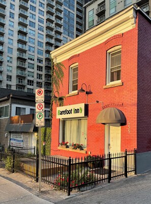 Front of property - Barefoot Inn (Ottawa)