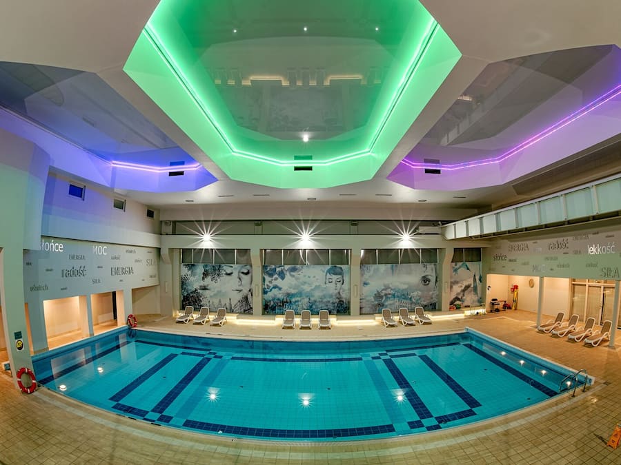 Una piscina cubierta