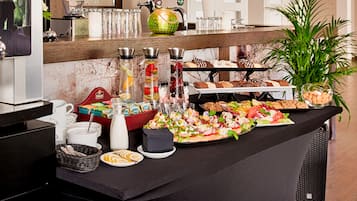 Desayuno buffet diario (PLN 59 por persona)