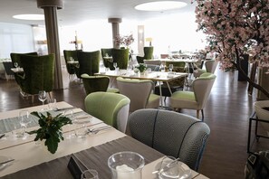 供应早餐、午餐和晚餐,国际美食