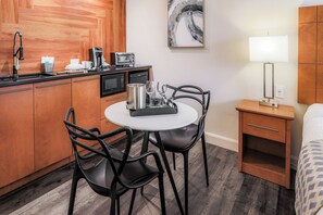 Studio, 1 Queen Bed | Living area