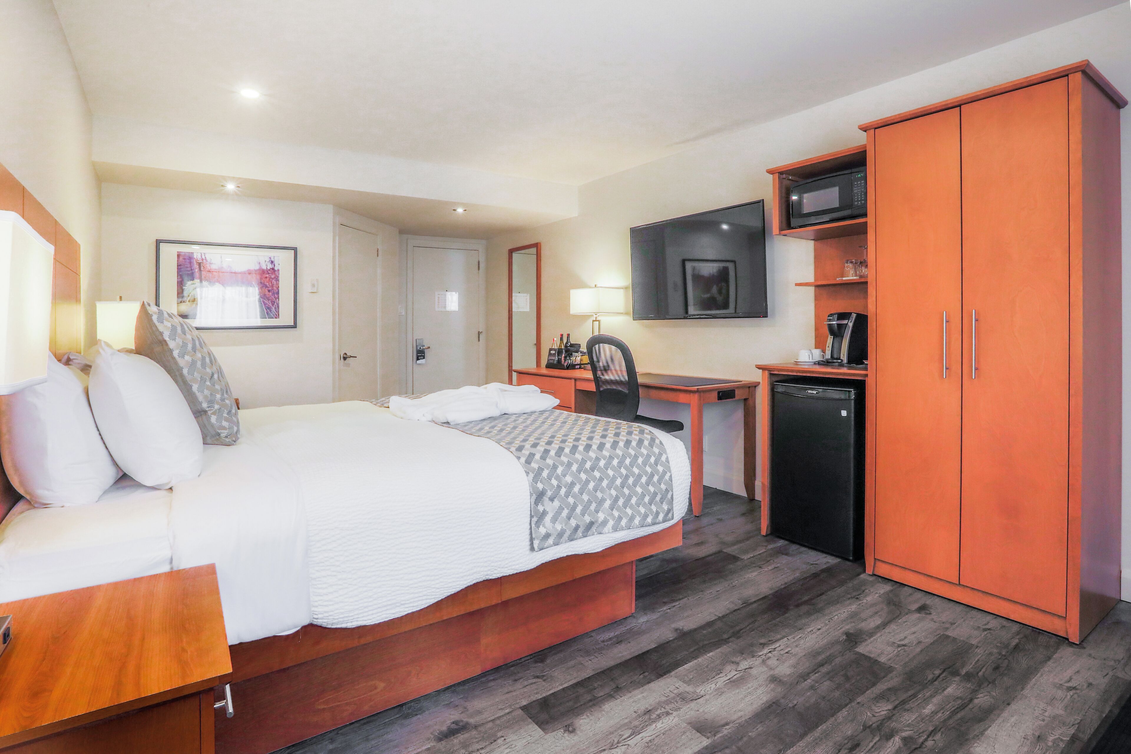 business room, 1 king bed | premium bedding, desk, blackout curtains, soundproofing