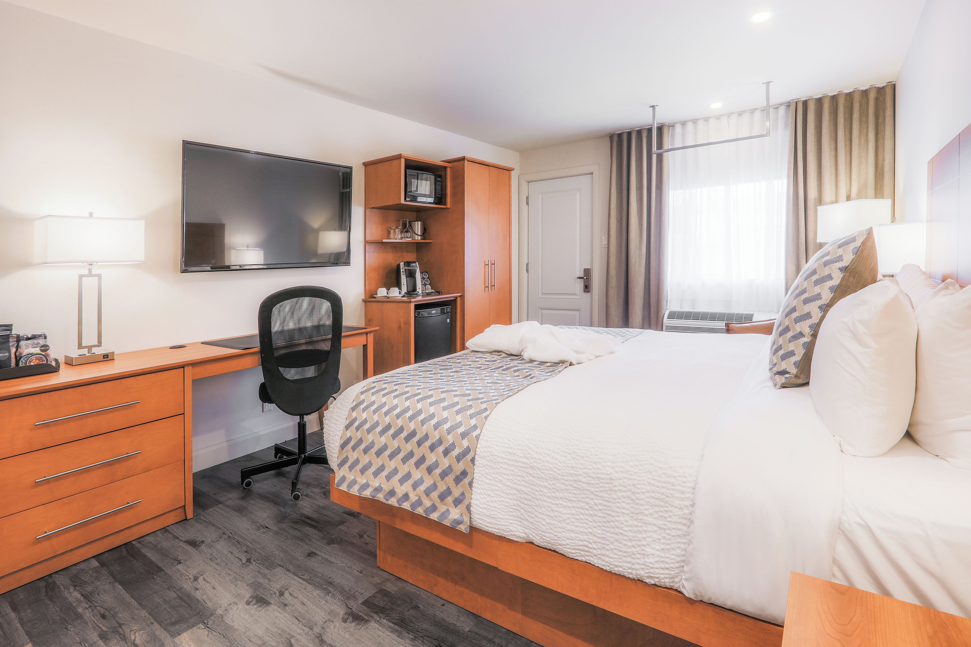 business room, 1 king bed | premium bedding, desk, blackout curtains, soundproofing