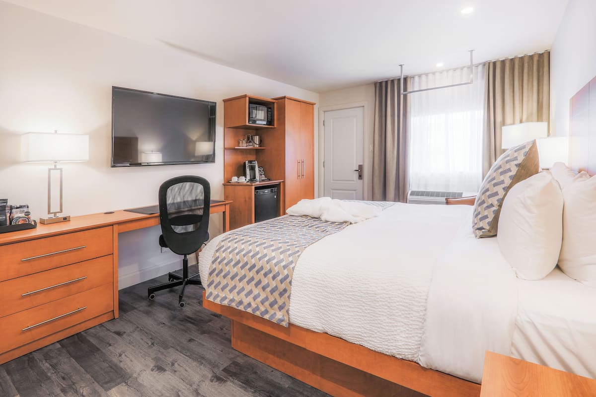 business room, 1 king bed | premium bedding, desk, blackout curtains, soundproofing