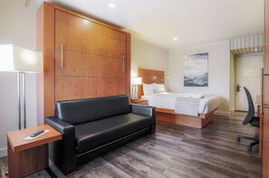 Peralatan tempat tidur premium, meja, langsir/tirai gelap terus 