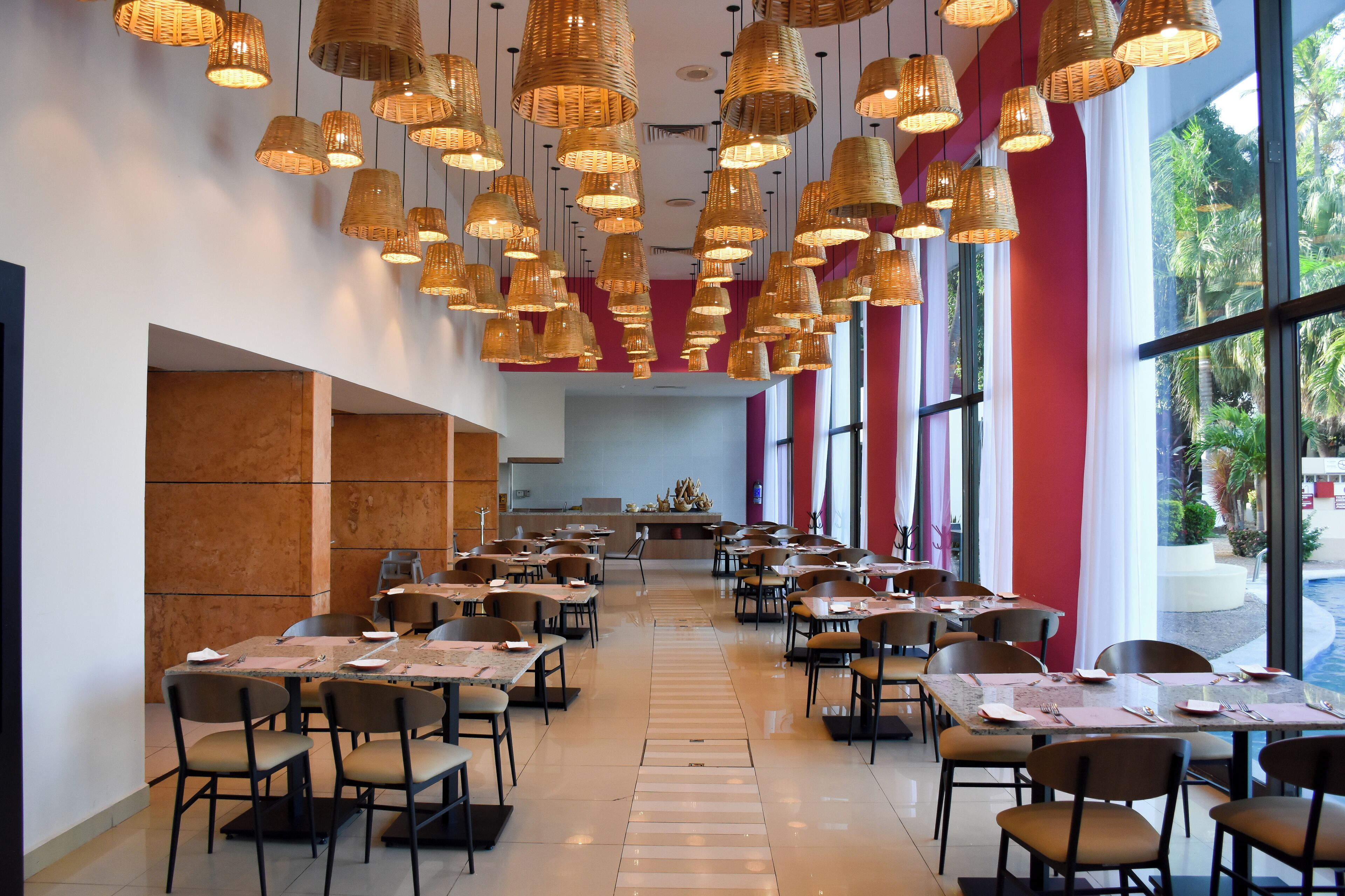 Serveert ontbijt, lunch, diner, regionale gerechten 