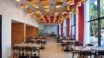 Frühstück, Mittagessen, Abendessen, regionale Küche