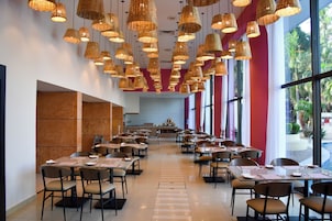 供应早餐、午餐和晚餐，地区菜