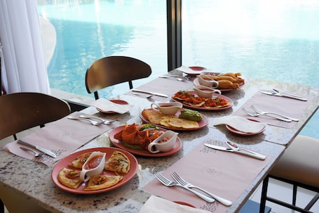 ์์นจ ์์ฌ, ์ ์ฌ ์์ฌ, ์ ๋
์์ฌ ์ ๊ณต, ์ง์ญ ํน์ ์๋ฆฌ