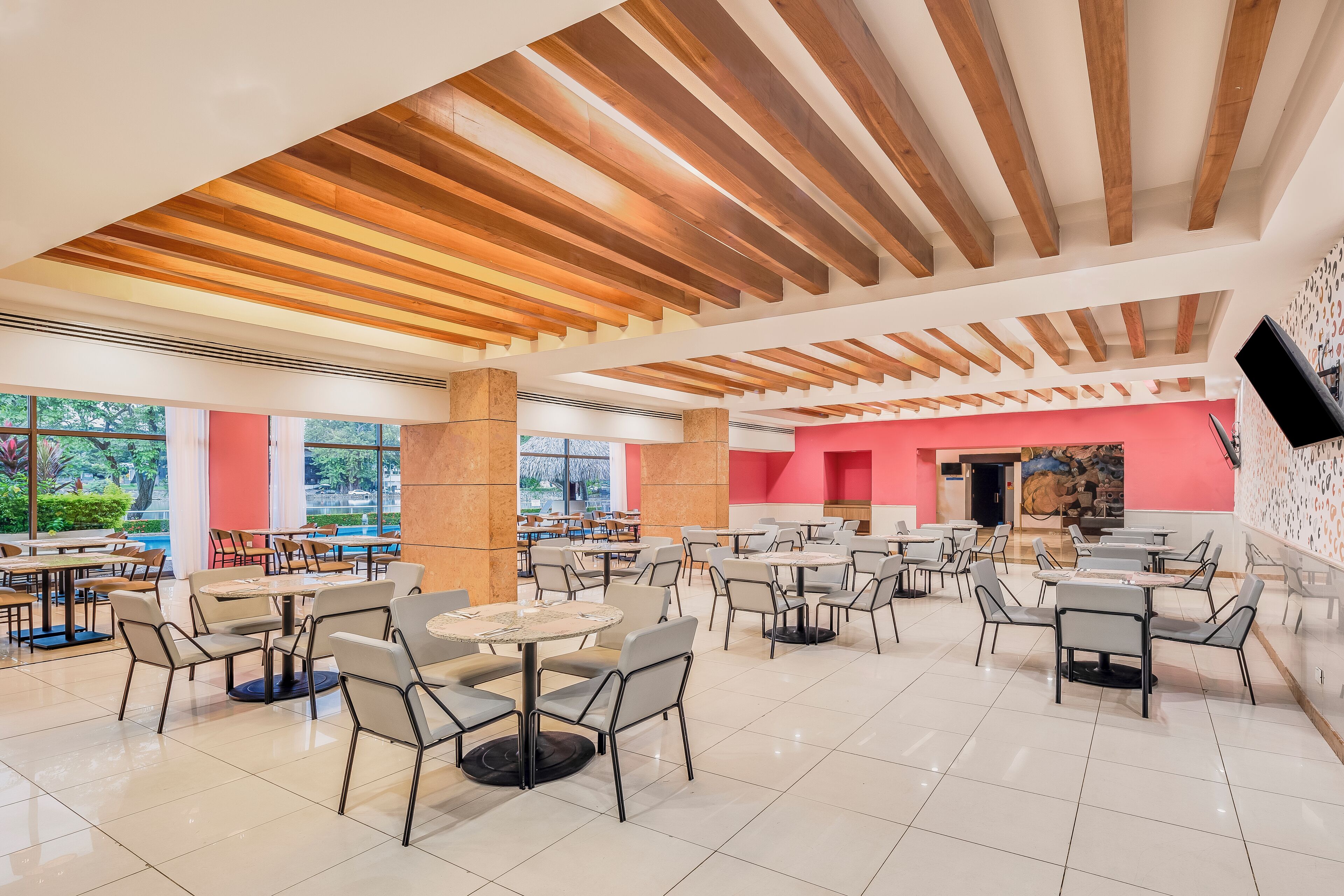 Se sirven desayunos, comidas, cenas y cocina regional 