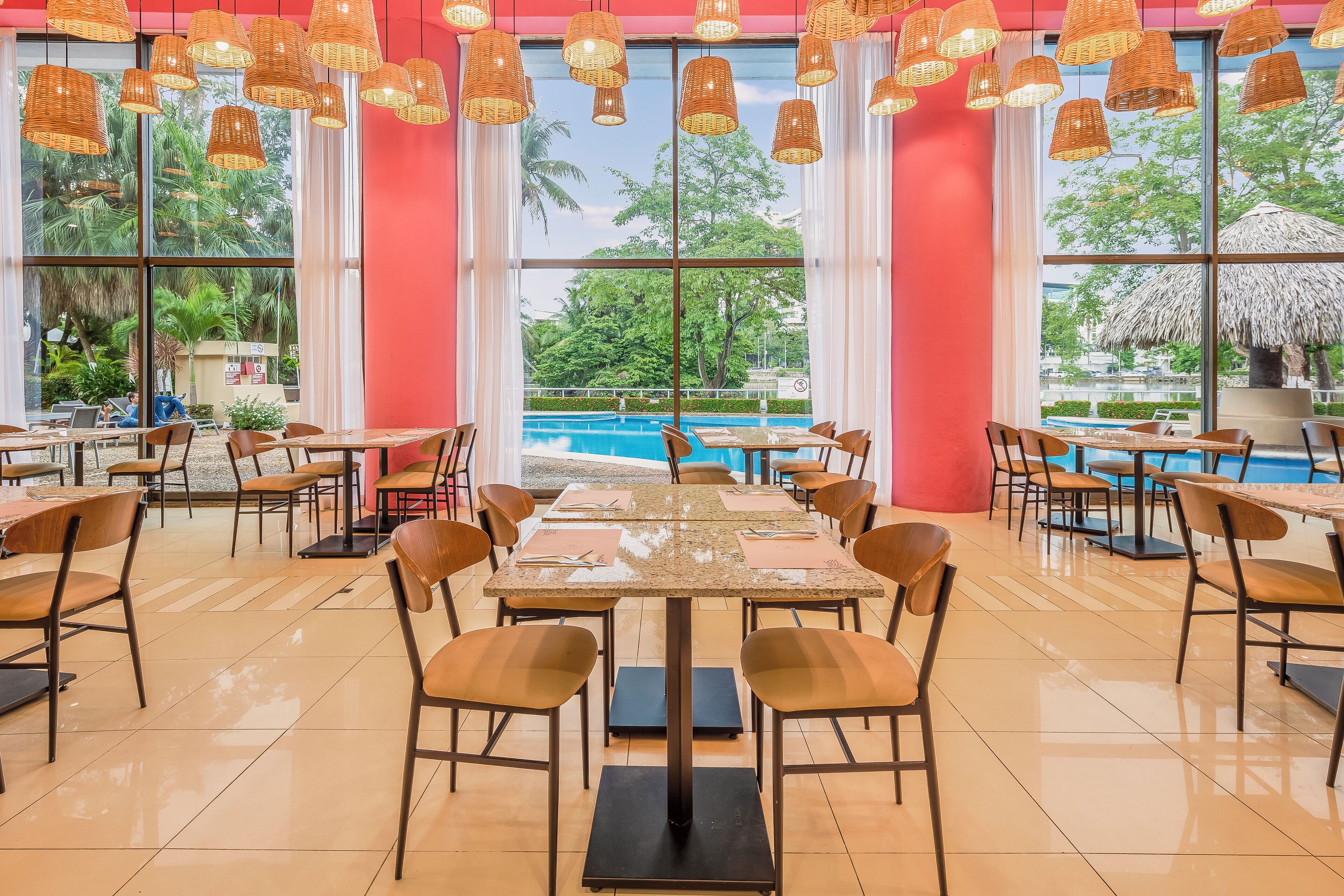 Se sirven desayunos, comidas, cenas y cocina regional 