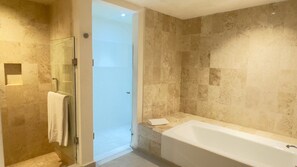 Huone, 1 suuri parisänky (The Big Room) | Kylpyhuone | Suihku, ilmaiset hygieniatuotteet, pyyhkeet
