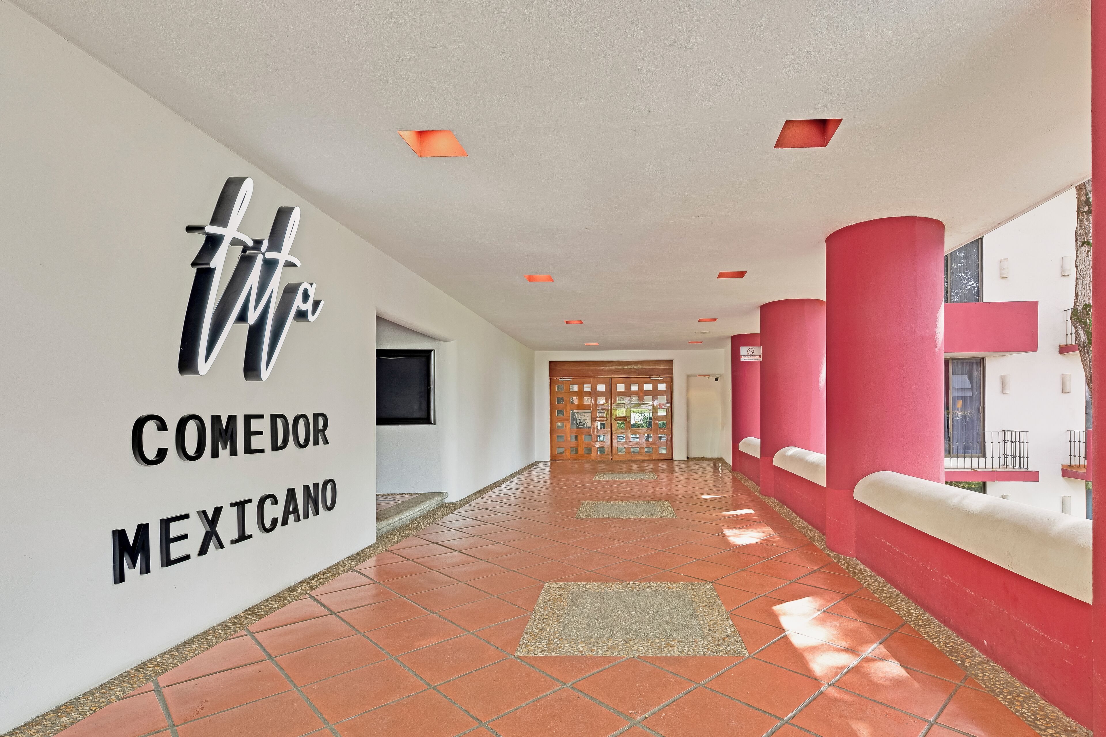 Se sirven desayunos, comidas, cenas y cocina regional 