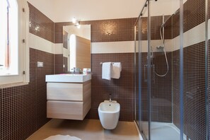 Standard Double Room | Bathroom | Shower, free toiletries, hair dryer, bidet - Tenuta Cardinale ENOB&B (Manduria)