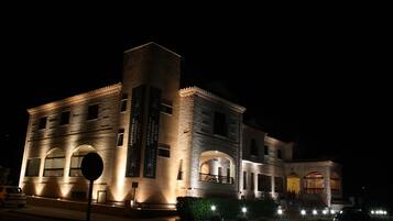 Façana frontal de l'allotjament (vespre/nit)