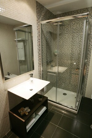Double Room Single Use | Bathroom | Shower, free toiletries, hair dryer, towels