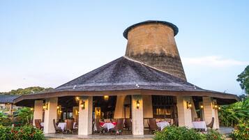 2 restaurants, breakfast, lunch, dinner served; international cuisine