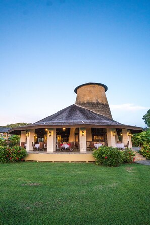 2 restaurants, breakfast, lunch, dinner served; international cuisine - Mount Irvine Bay Resort (Black Rock)