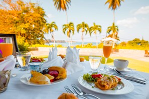 Daily cooked-to-order breakfast for a fee - Mount Irvine Bay Resort (Black Rock)