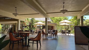 2 restaurants, spécialités Cuisine internationale