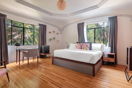 Ropa de cama de alta calidad, cubrecamas y minibar