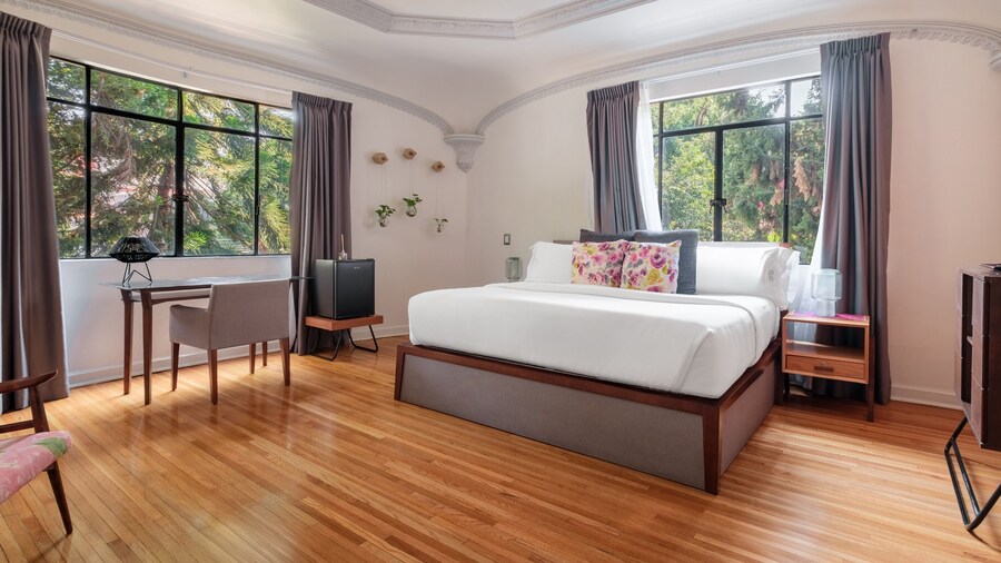 Pug Seal Polanco Allan Poe