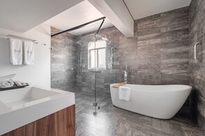 Master Suite | Bathroom | Shower, free toiletries, slippers, towels - Pug Seal Polanco Allan Poe (Mexico City)