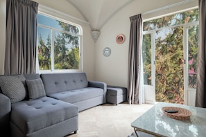 Master Executive Suite | Area keluarga | TV layar datar