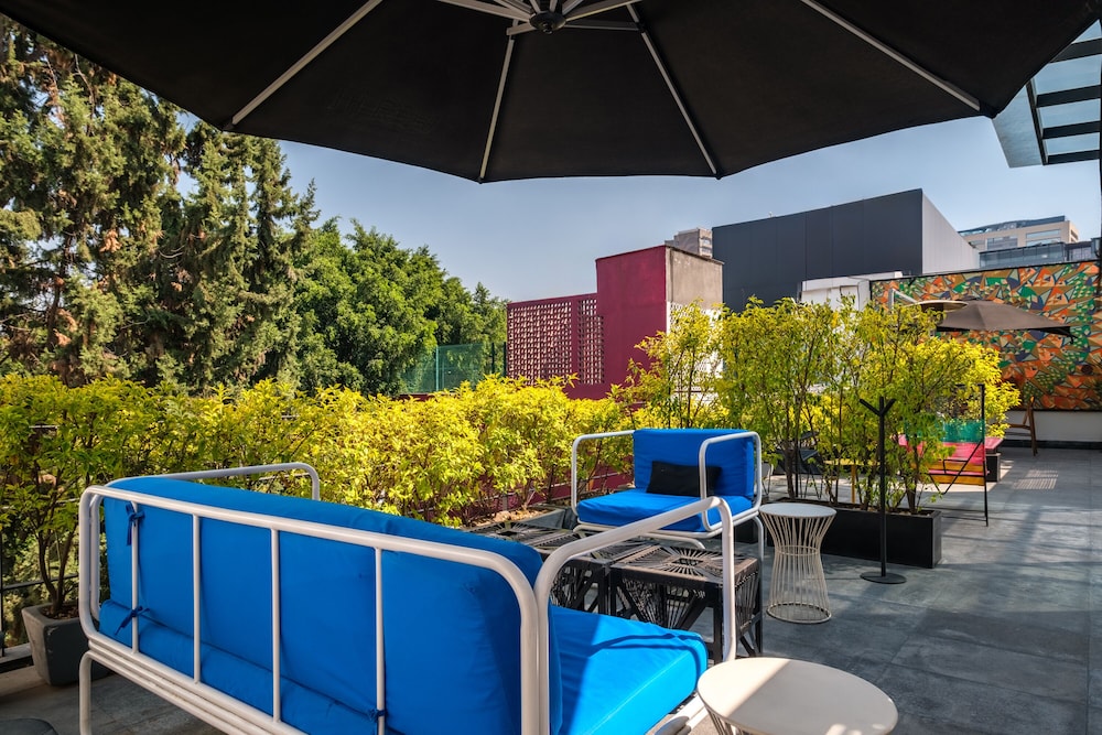 HOTEL PUG SEAL POLANCO ALLAN POE by null