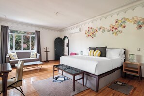 Master Executive Suite | Seprai premium, selimut bulu angsa, minibar, dan brankas