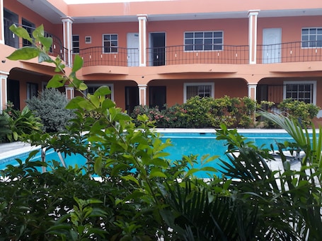 Una piscina al aire libre