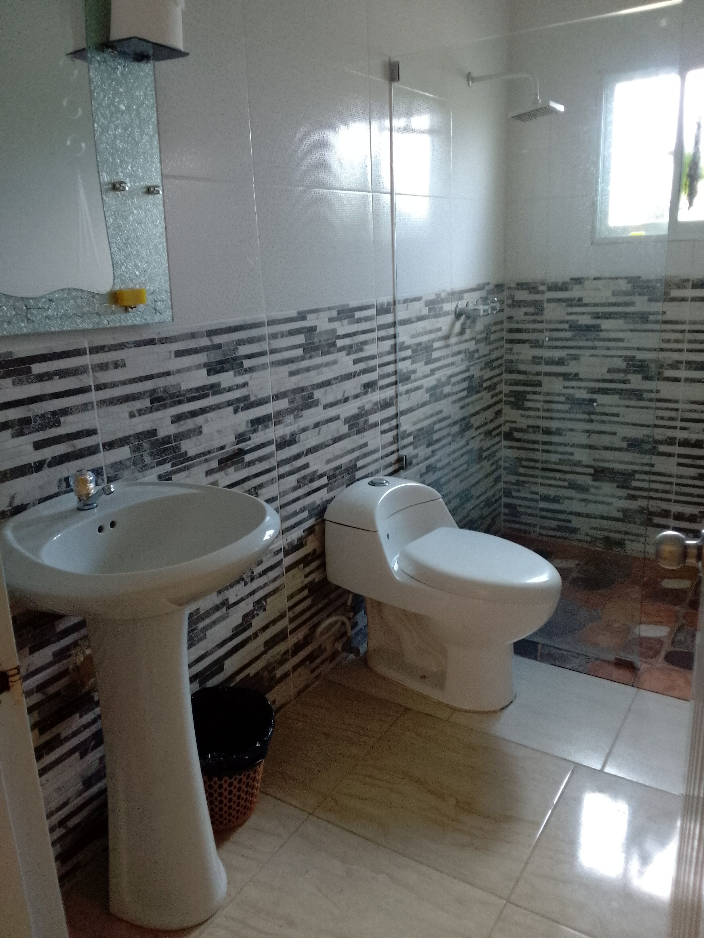 Pancuran mandi, tuala disediakan 