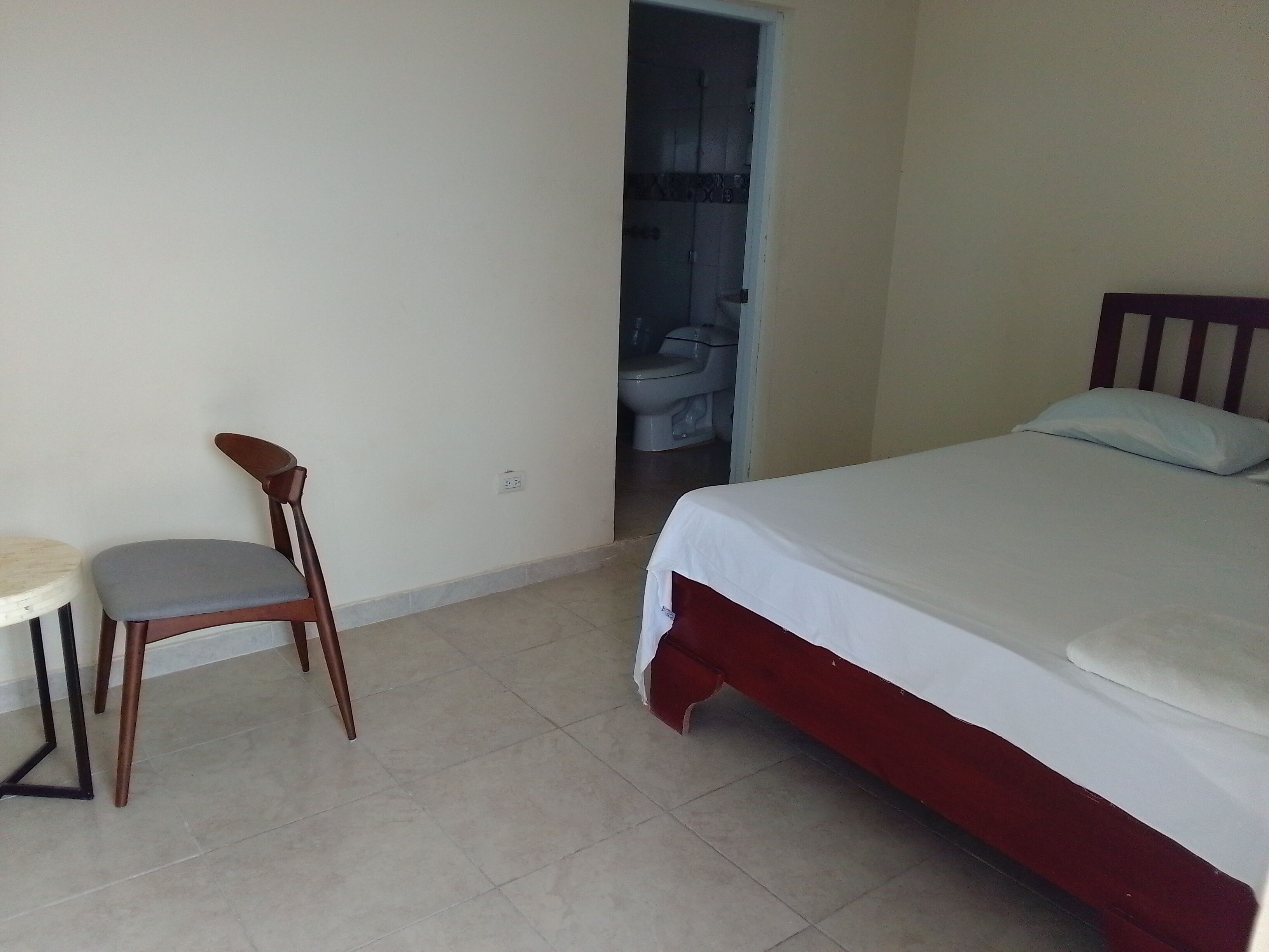 Queen Room with A/C | Wi-fi percuma 