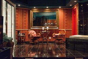 스위트, 온수 욕조 | 객실 내 식사 공간