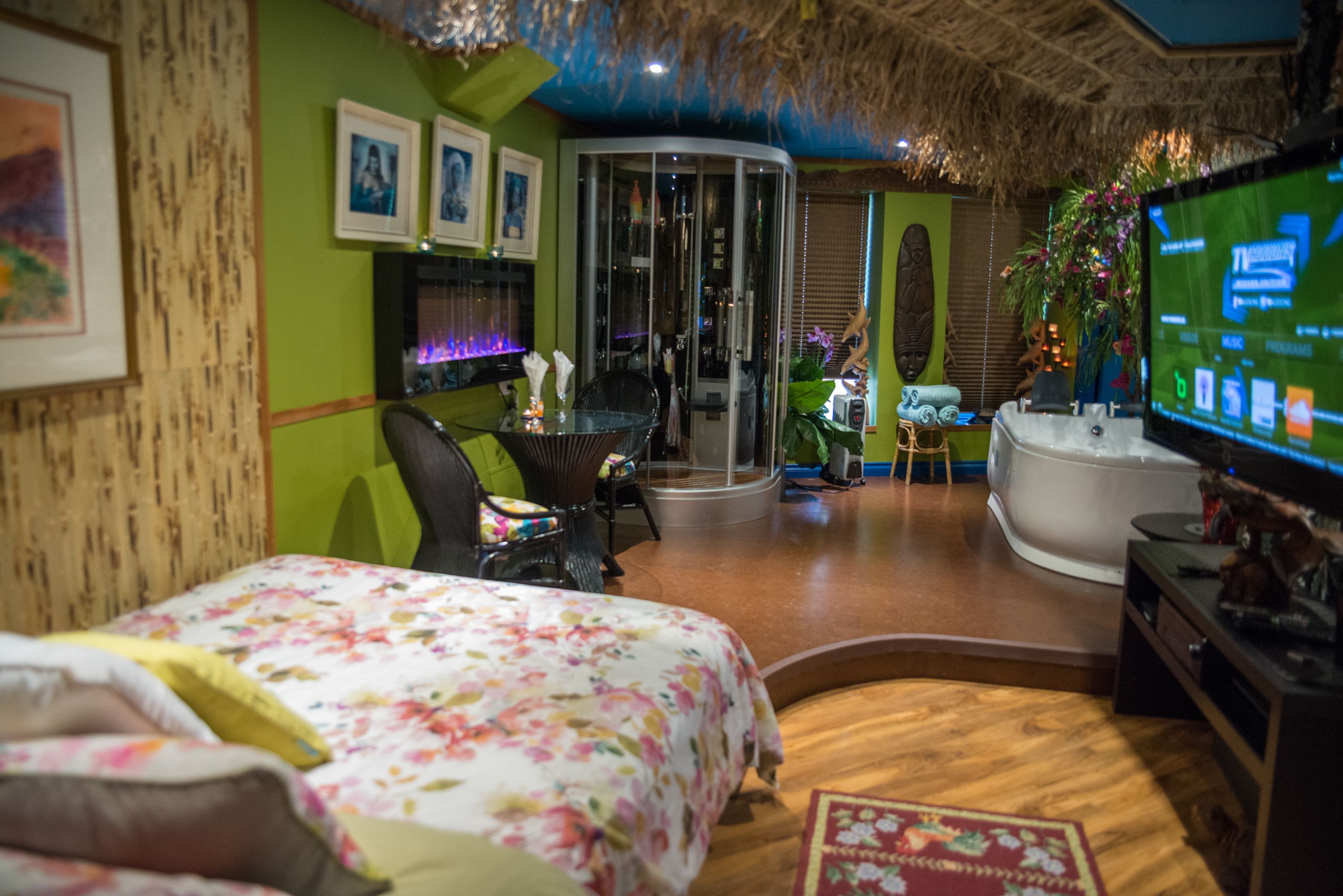 Suite, Hot Tub | Premium bedding, soundproofing, iron/ironing board, free WiFi